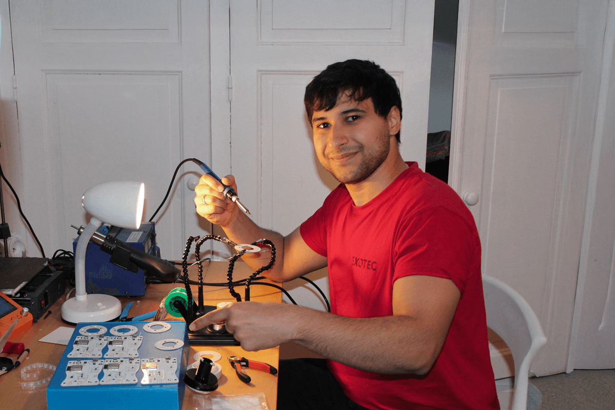 Fabrication artisanale des premières manettes par Mohamed, co-fondateur de Koppelia